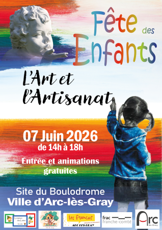 Petite fille écrit sur un tableau